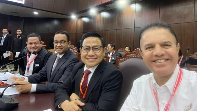 
 Cawapres 01 Muhaimin Iskandar (Gus Imin) bersama Capres 01 Anies Baswedan, Kapten Timnas AMIN Syaugi Alaydrus, dan Ketua Tim Hukum AMIN Ari Yusuf. (Foto: X @cakiminNOW)