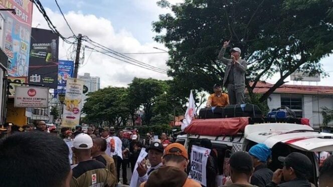 
 Sejumlah massa PKS melakukan demonstrasi menuntut pengusutan kecurangan Pemilu 2024 di Kantor KPUD Kota Depok, Rabu (16/3/2024)