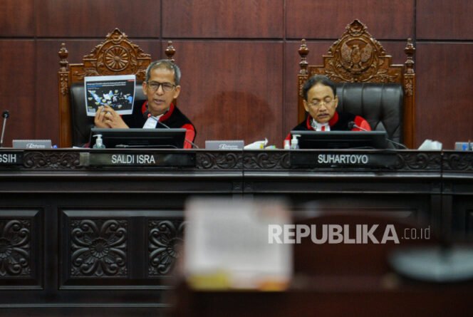 
 Ketua MK Suhartoyo (kanan) dan Hakim MK Saldi Isra (kiri). Hakim Saldi Isra sebut seharusnya MK perintahkan gelar pemilu ulang beberapa daerah. (Foto: Republika/Thoudy Badai)