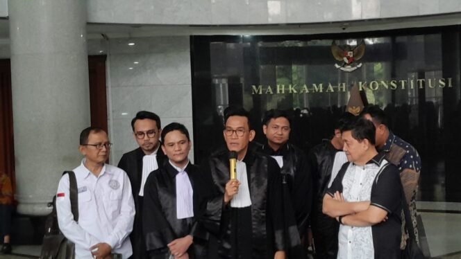 
 Anggota Tim Hukum pasangan calon presiden dan calon wakil presiden, Anies Baswedan dan Muhaimin Iskandar (AMIN) Refly Harun usai mengikuti sidang keterangan empat menteri Kabinet Indonesia Maju, di gedung Mahkamah Konstitusi, Jalan Medan Merdeka Barat, Jakarta Pusat, Jumat, 5 April 2024. (Foto: KBA News)