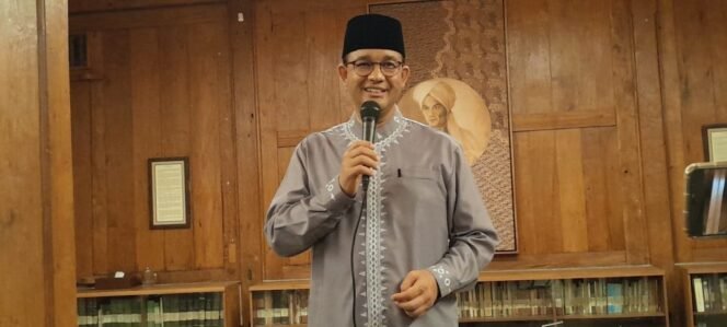 
 Calon presiden Anies Baswedan usai menggelar open house di kediamannya, Pendopo Anies Baswedan, Lebak Bulus Dalam, Jakarta Selatan, Rabu, 10 April 2024. (Foto: KBA News)