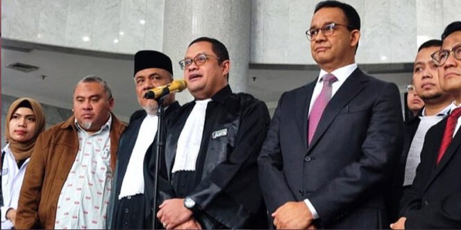 
 Ketua Tim Hukum Nasional Anies-Muhaimin, Ari Yusuf Amir (tengah)/RMOL