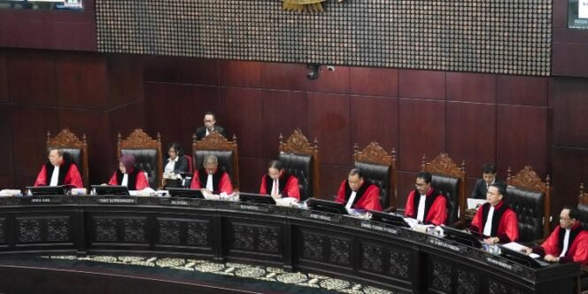 
 Delapan hakim MK saat sidang sengketa pilpres 2024. (foto: istimewa)