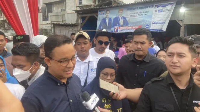 
 Anies Baswedan di Kampung Muara Baru Penjaringan di Jakarta Utara, Minggu (19/5/2024). (Liputan6.com/Muhammad Radityo Priyasmoro).