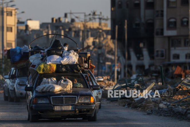 
 Pengungsi Palestina pergi dengan membawa barang-barang mereka menyusul perintah evakuasi yang dikeluarkan oleh tentara Israel, di Rafah, Jalur Gaza selatan.