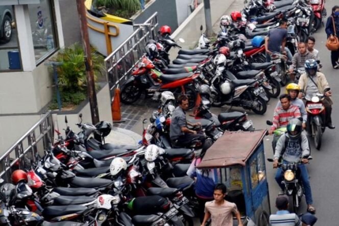 
 Motor parkir di pinggir jalan samping gedung perkantoran di Jalan Tali Raya, Jakarta, Senin (8/4/2013). Wakil Gubernur DKI Jakarta Basuki T Purnama (Ahok) berencana menggandeng Institute for Transportation and Development Policy (ITDP), untuk melihat kemungkinan penerapan sistem donasi parkir yang diterapkan di Hungaria untuk mengatasi parkir liar. Donasi parkir menetapkan orang membayar parkir berdasarkan kebutuhan, bekerja sama dengan juru parkir dan menggunakan teknologi sistem Information Technology (IT). (KOMPAS/LASTI KURNIA)