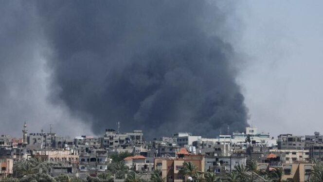 
 Asap mengepul selama serangan udara Israel, di tengah konflik antara Israel dan Hamas, di Rafah, di selatan Jalur Gaza, 24 Mei 2024. REUTERS/Mohammed Salem