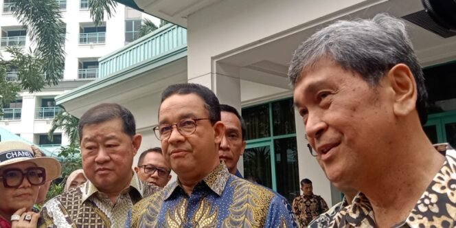 
 Pendeta Shephard Supit (kanan) dan Anies Baswedan (tengah) di Club House Apartemen Pavilion, Karet Tengsin, Jakarta Pusat, Senin (20/5)/RMOL