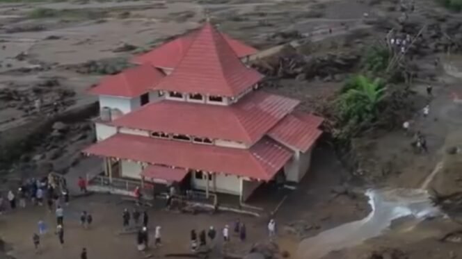 
 Viral, Masjid di Sumbar Tetap Kokoh Berdiri Walau Dihantam Banjir Bandang Lahar Dingin