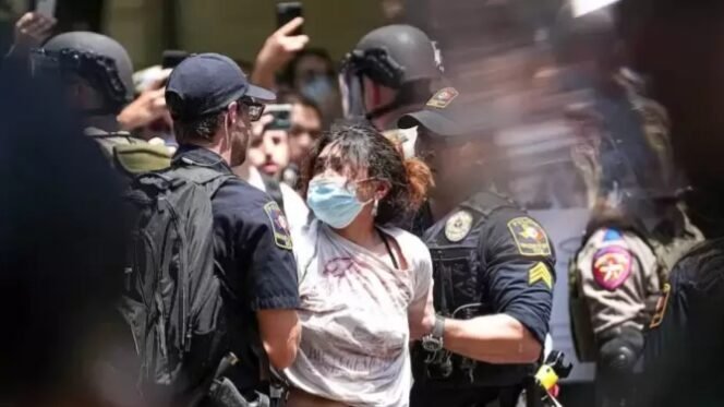 
 Polisi secara brutal menangkap demonstran pro-Palestina di Universitas Texas, Austin, AS, 29 April 2024. Foto/Aaron E. Martinez/American-Statesman/USA Today Network/REUTERS