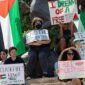 Para pengunjuk rasa melakukan aksi duduk untuk mendukung warga Palestina, selama konflik yang sedang berlangsung antara Israel dan kelompok Islam Palestina Hamas, di Texas State University di San Marcos, Texas, AS 29 April 2024. REUTERS/Nuri Vallbona