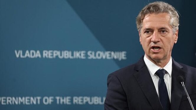 
 Perdana Menteri Slovenia Robert Golob berbicara dalam konferensi pers terkait pengakuan atas kedaulatan Palestina, di Ljubljana, Slovenia, pada 30 Mei 2024. (Foto: Reuters/Borut Zivulovic)