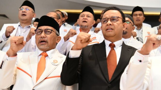 
 Presiden PKS Ahmad Syaikhu bersama Anies Baswedan serta elite pengurus DPP PKS. Sumber :
Dok. PKS