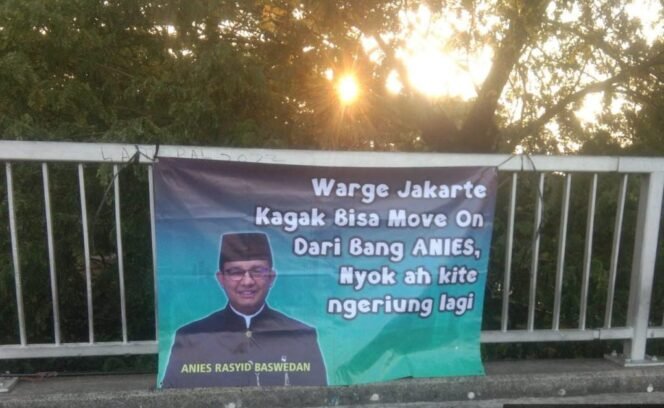 
 Spanduk berukuran sedang terpampang di Jakarta Timur. Spanduk ini dipasang oleh warga sebagai permohonan agar Anies Baswedan maju di Pilgub Jakarta. (Foto: tangkap layar)