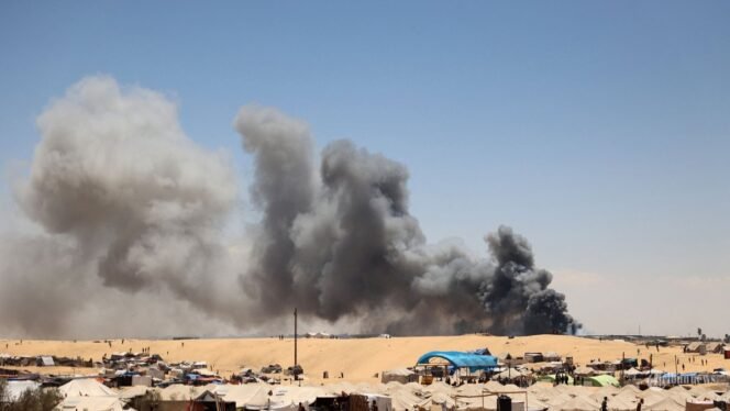 
 Asap mengepul di dekat kamp darurat bagi pengungsi Palestina di daerah Tel al-Sultan di Rafah di Jalur Gaza selatan pada 30 Mei 2024, di tengah konflik yang sedang berlangsung antara Israel dan kelompok militan Hamas. (Photo by Eyad BABA / AFP) 