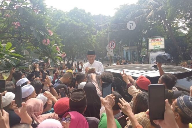 
 Anies saat memberikan tanda tangan kepada jemaah di Masjid Raya Jakarta Islamic Center (JIC), Jakarta Utara, Minggu (28/7/2024).(KOMPAS.com/RIZKY SYAHRIAL )